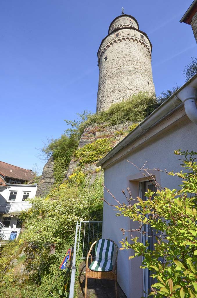 Blick auf den Hexenturm von einem Balkon
